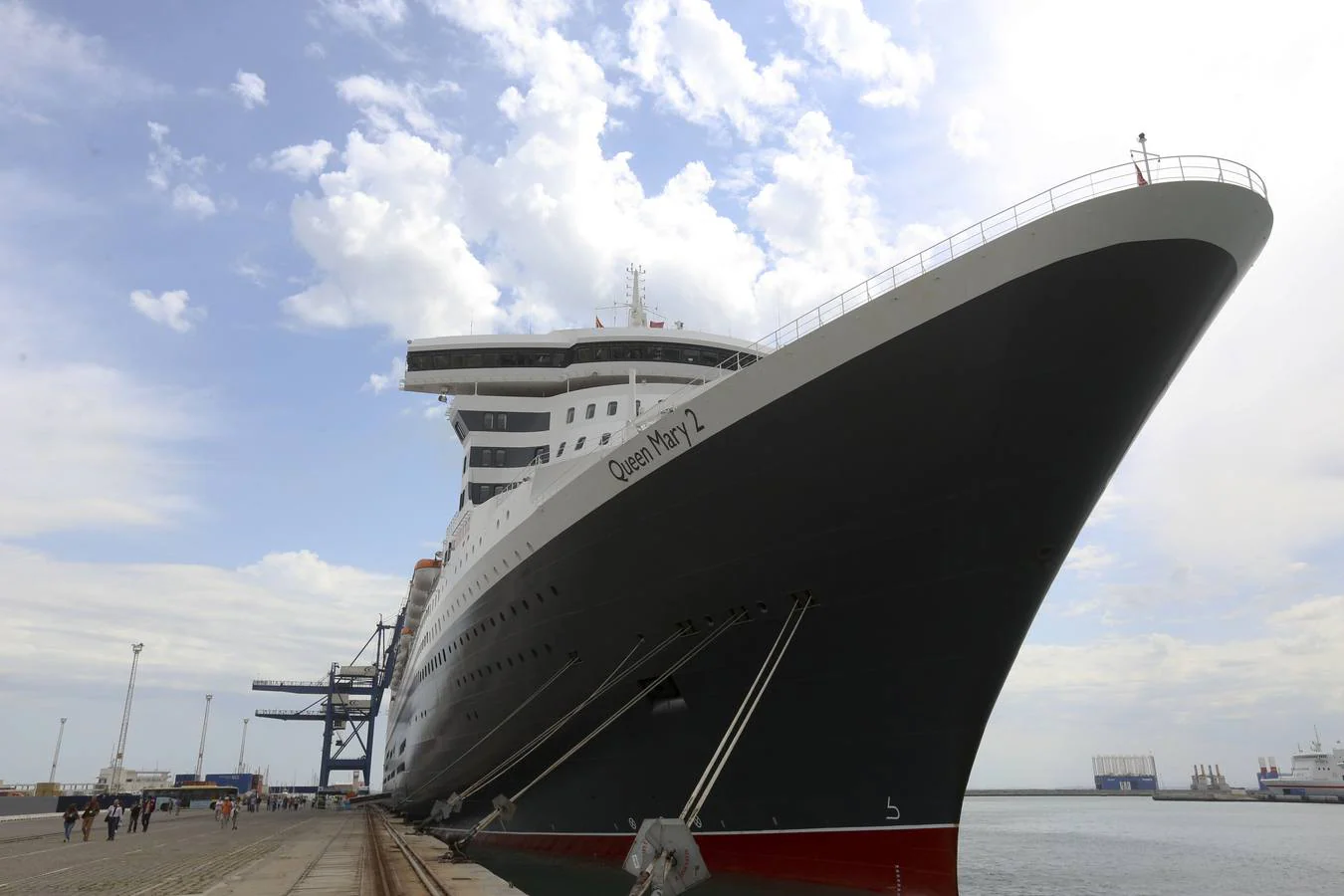 El lujoso &#039;Queen Mary 2&#039; regresa al puerto de Cádiz para despedir su vuelta al mundo